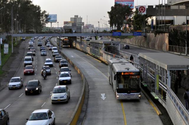 Lima_Peru_Metropolitano_Station_&amp;_Traffic